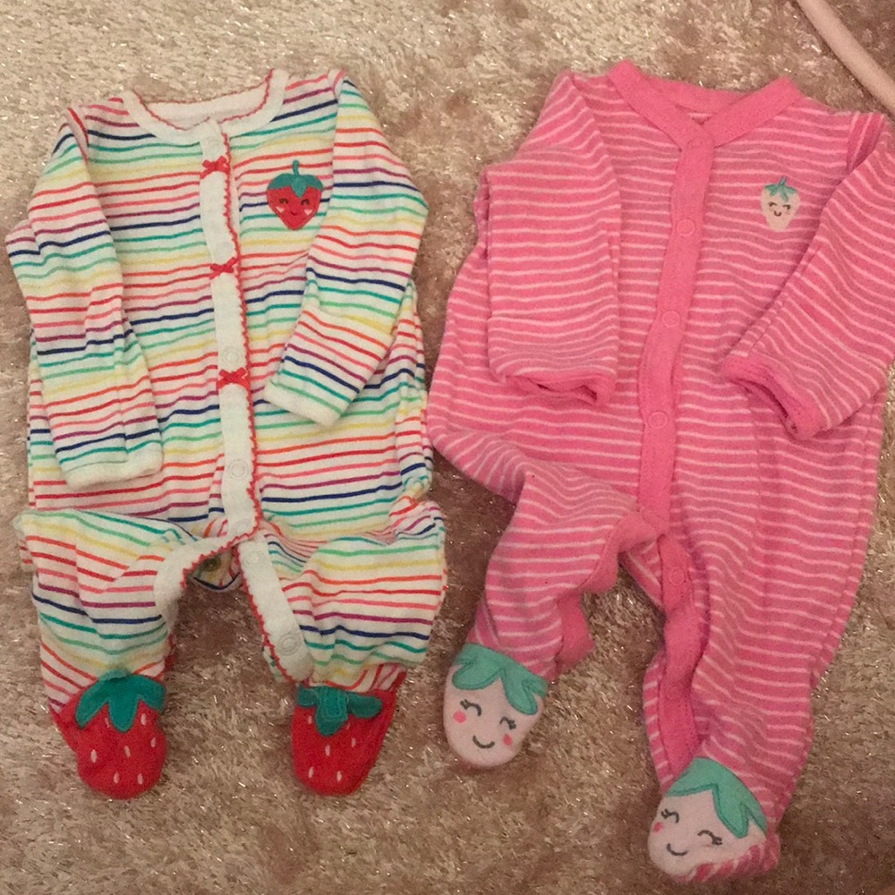 Carter’s Newborn onesies set of 2, strawberry butt